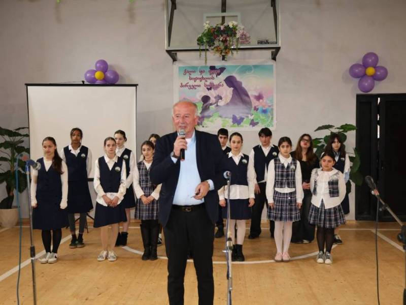 ცაგერის მუნიციპალიტეტის საკრებულოს თავმჯდომარის მოადგილე მარიკა კოპალიანი ცაგერის საჯარო სკოლაში დედის დღისადმი მიძღვნილ ღონისძიებას დაესწრო